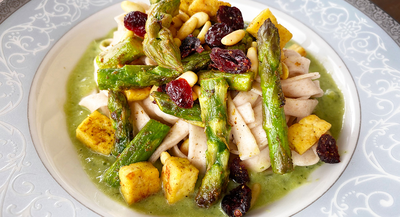 Recette ayurvédique : Pâtes à la sauce aux asperges et aux pointes d’asperges, accompagnées d’un mélange de canneberges, pignons de pin et tofu grillés